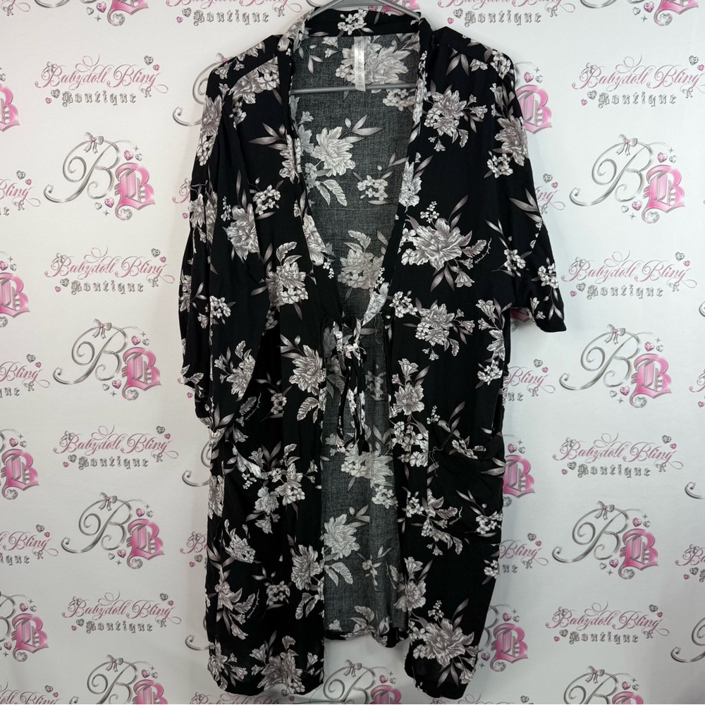 Spiritual Gangster cardigan flowy robe style shirt Black and White Floral Kimono